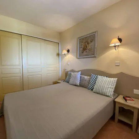 : Appt Avec Piscine, Tennis, Et Parking Au Rez De Jardin - Fr-1-226-380 Apartment